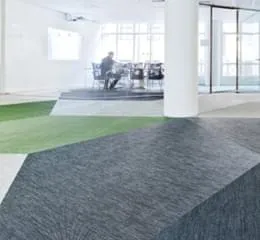 Piso vinílico entrelaçado indicado para diversos ambientes, como escritórios, lojas, shoppings, restaurantes e aeroportos